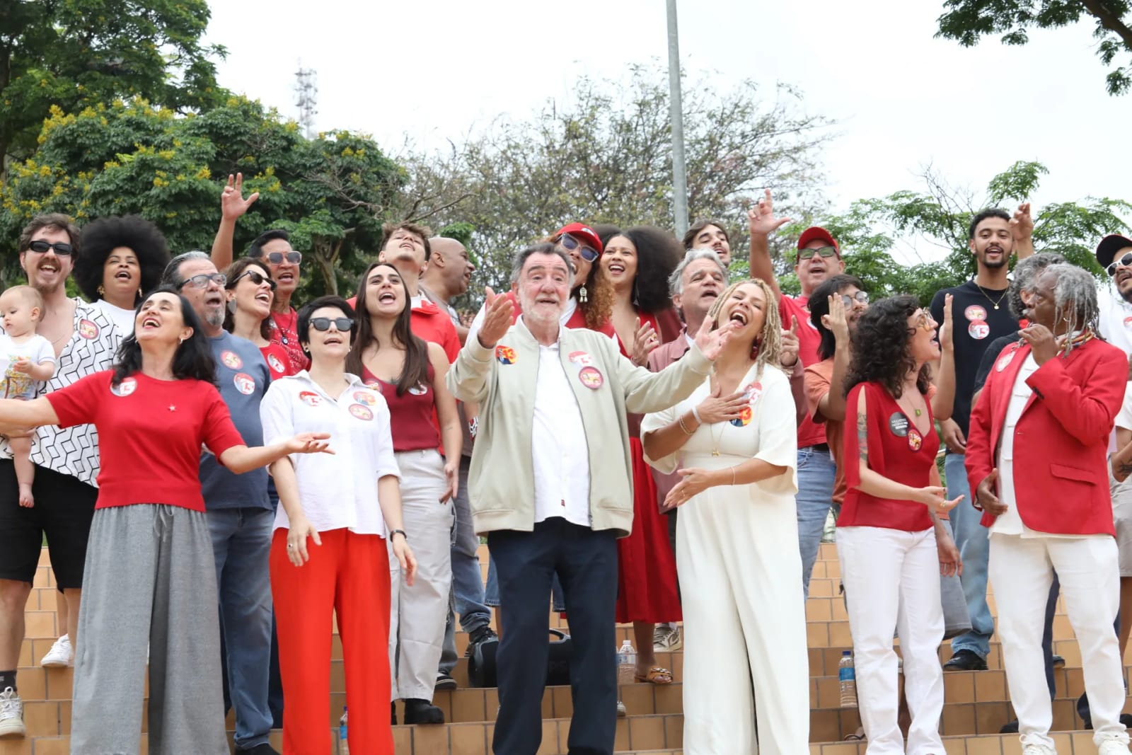 Mais de 30 artistas mineiros regravaram “Lula Lá” em apoio a Lula e Patrus