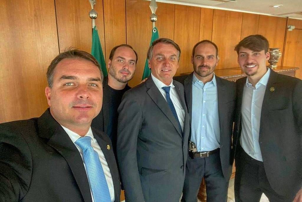 Moraes autoriza visitas de Carlos e Jair Renan a Jair Bolsonaro