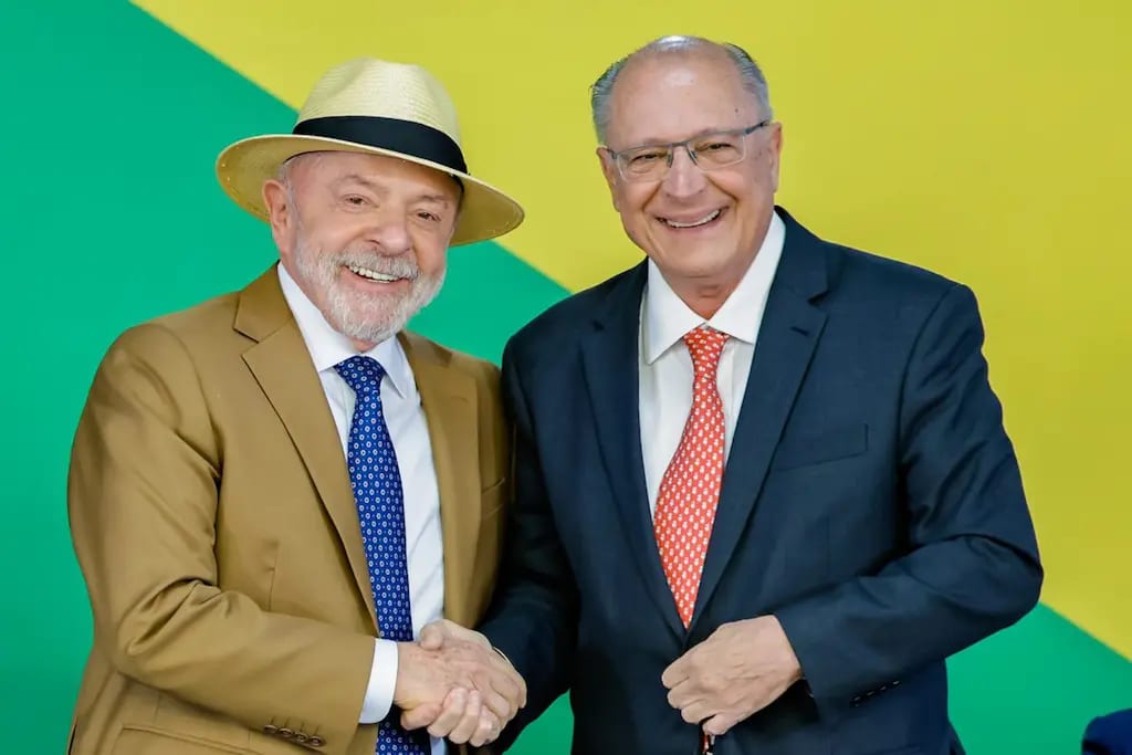 Lula e Alckmin protocolam programa de governo de 84 páginas no TSE