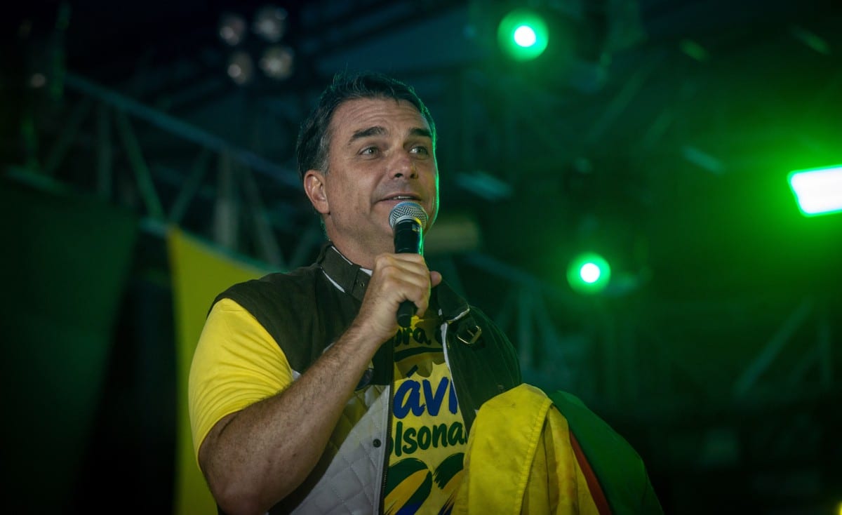 Passaportes de Flávio Bolsonaro serão cancelados após não cumprimento da decisão judicial, diz PF