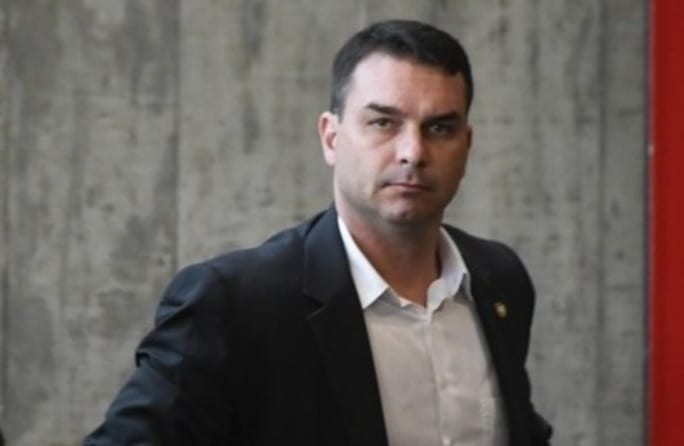 PF investiga possível uso de avião ligado a empresário na saída de Flávio Bolsonaro do Brasil