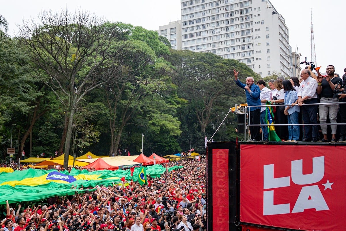 Em ato na av. Paulista, Lula critica intervenção do Judiciário na eleição