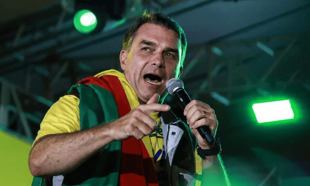 Flávio celebra entrevista que ataca Lula e Lulinha