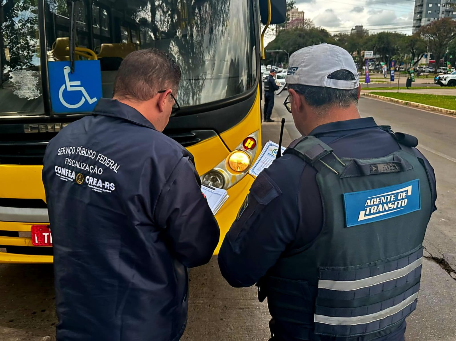 Fiscalização integrada vistoriou 12 veículos de transporte escolar em Passo Fundo