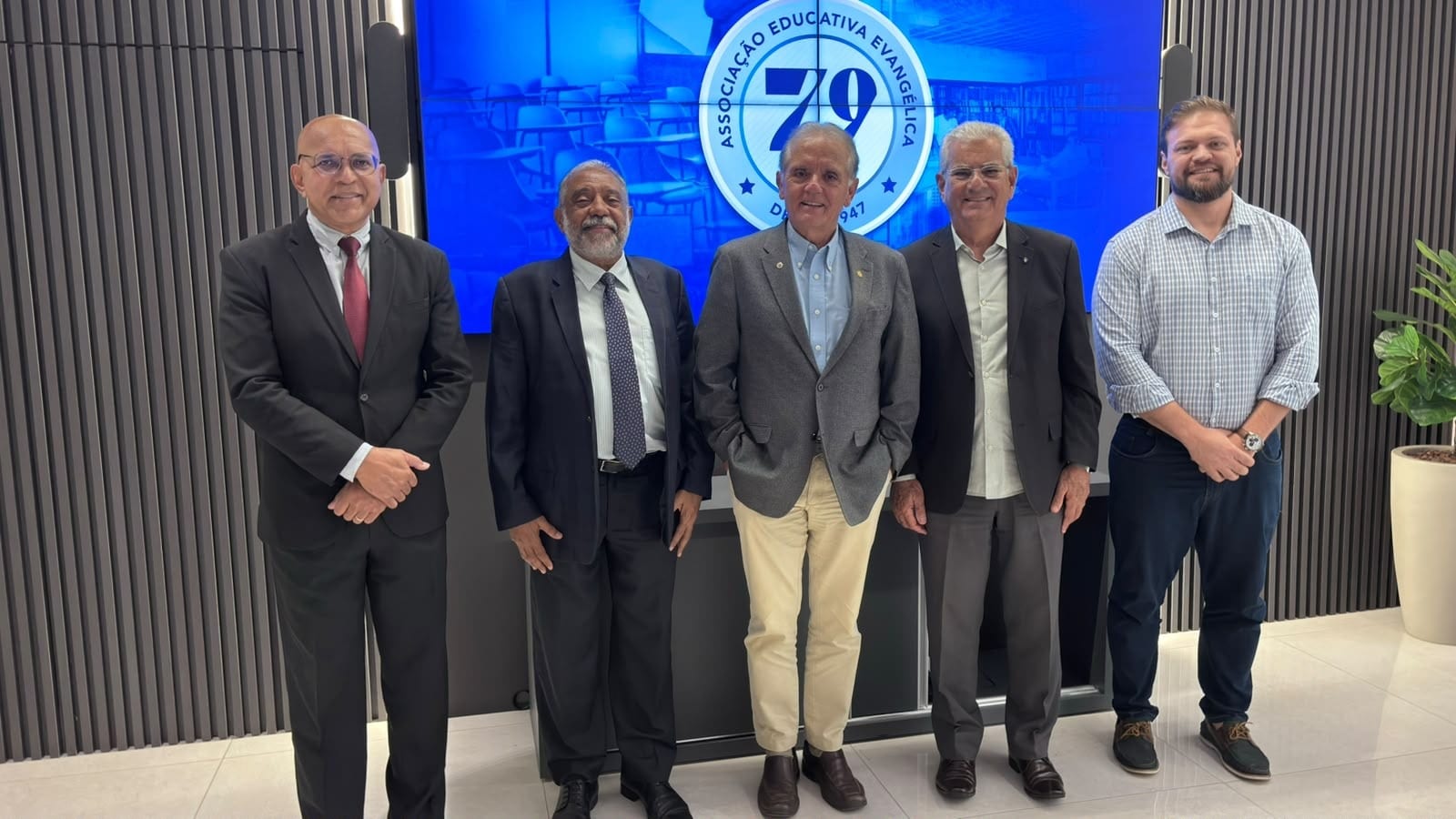 UniEVANGÉLICA recebe novo presidente da Associação Cultural Evangélica de Brasília (SOCEB) para diálogo institucional