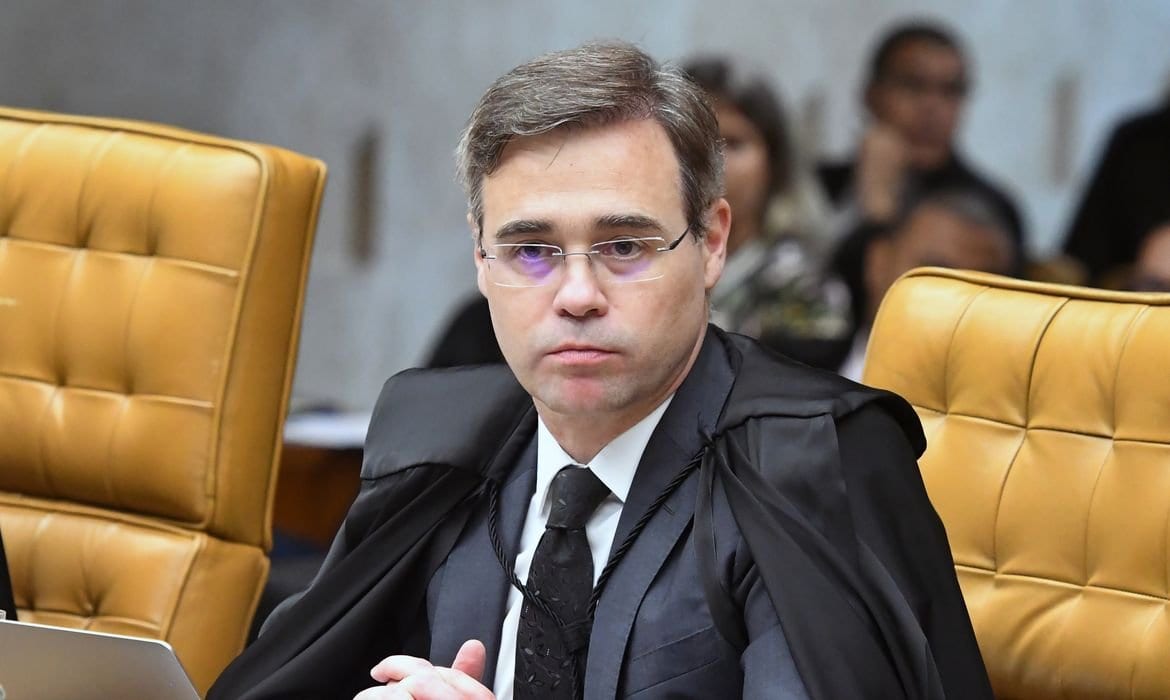 Mendonça anuncia saída de instituição de ensino