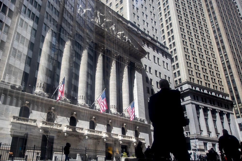 Dow Jones Futuro recua e petróleo dispara após novos ataques entre EUA e Irã