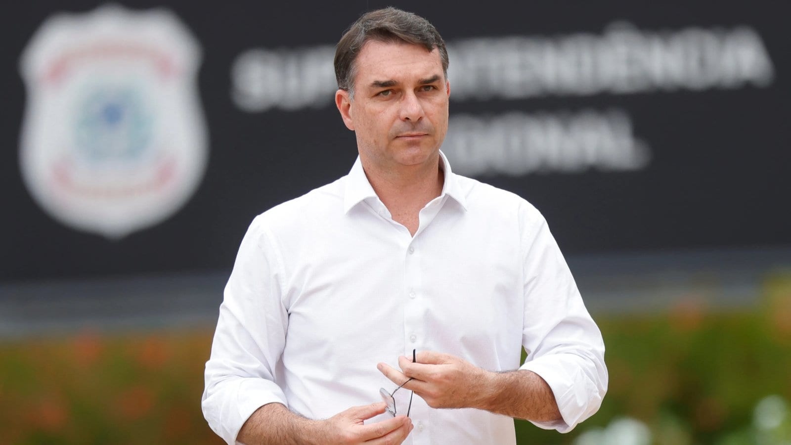 Flávio Bolsonaro teria ido aos EUA, diz site argentino; aliado nega