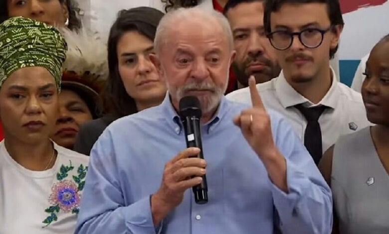 Lula cobra apoio de Flávio Bolsonaro ao projeto que extingue a jornada 6×1