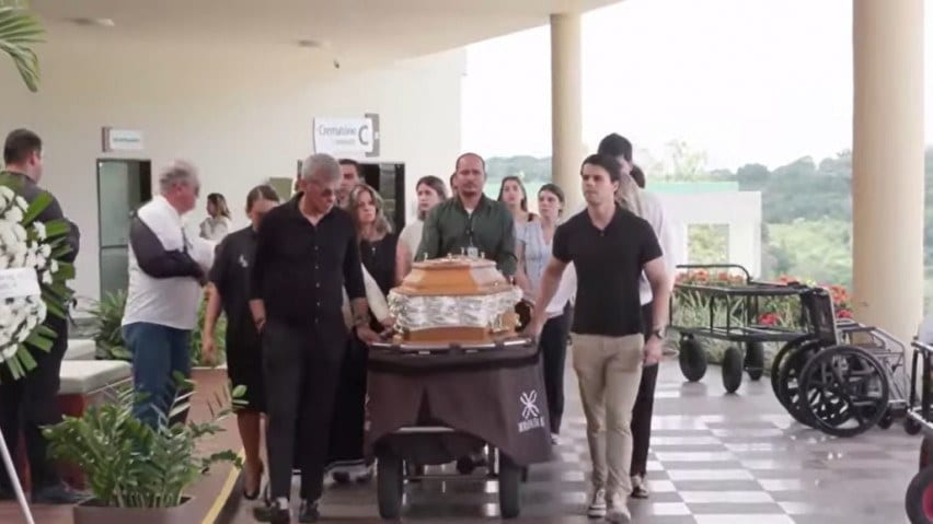 Familiares e amigos se despedem de Eduardo Paes Mendonça