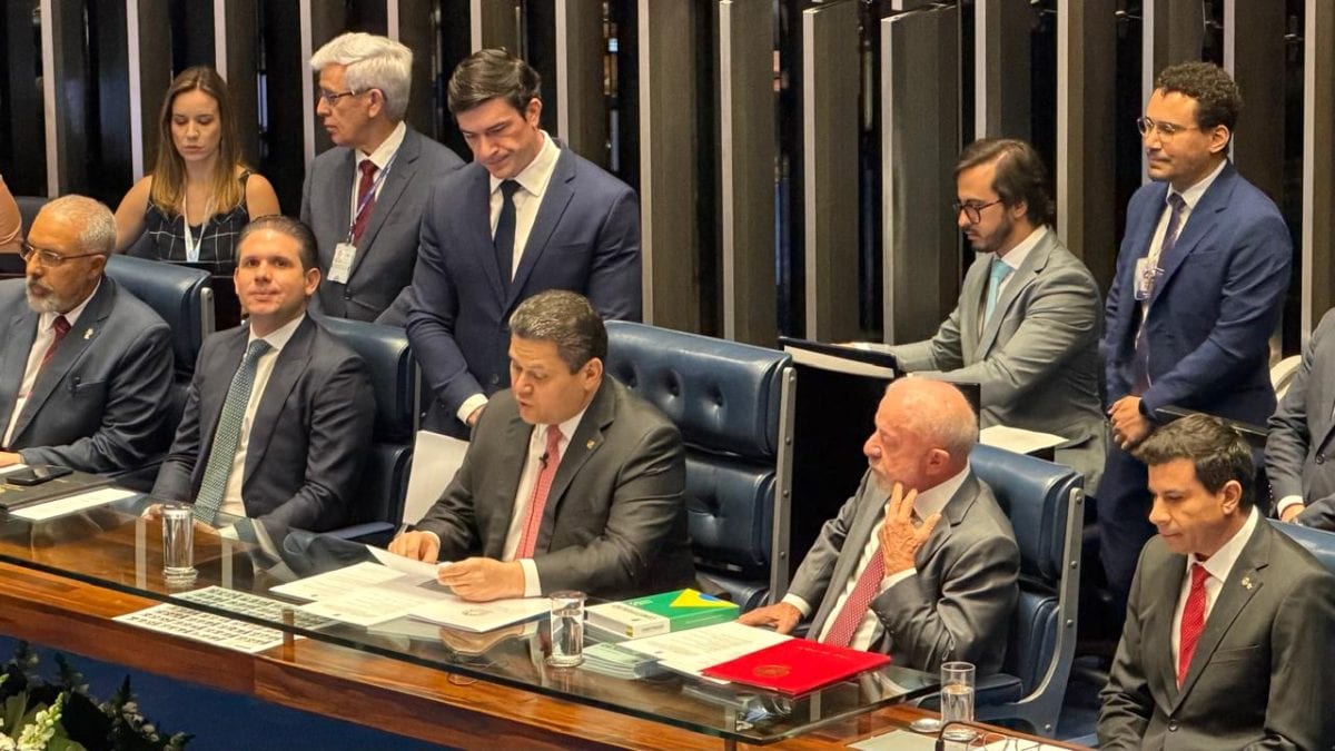 Fim da escala 6×1 e aposentadoria dos agentes de saúde viram Constituição em cerimônia com Lula, Alcolumbre e Motta