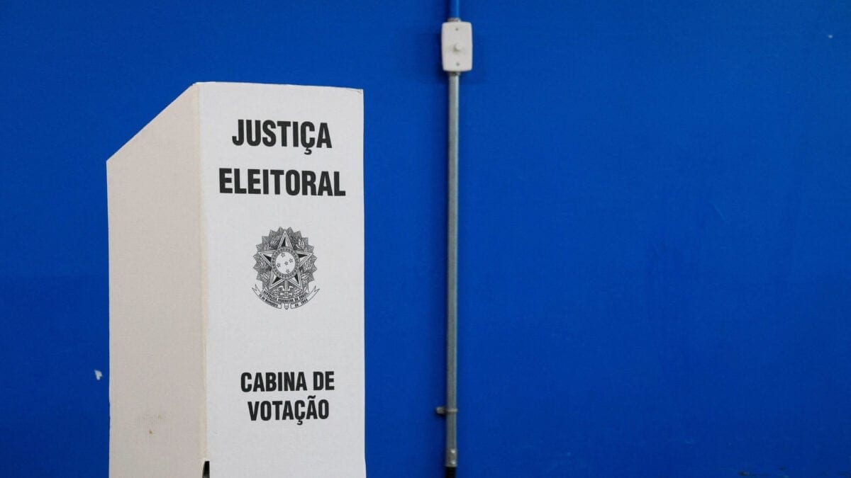 Eleitores vão às urnas com disputa apertada entre Flávio Bolsonaro e Lula