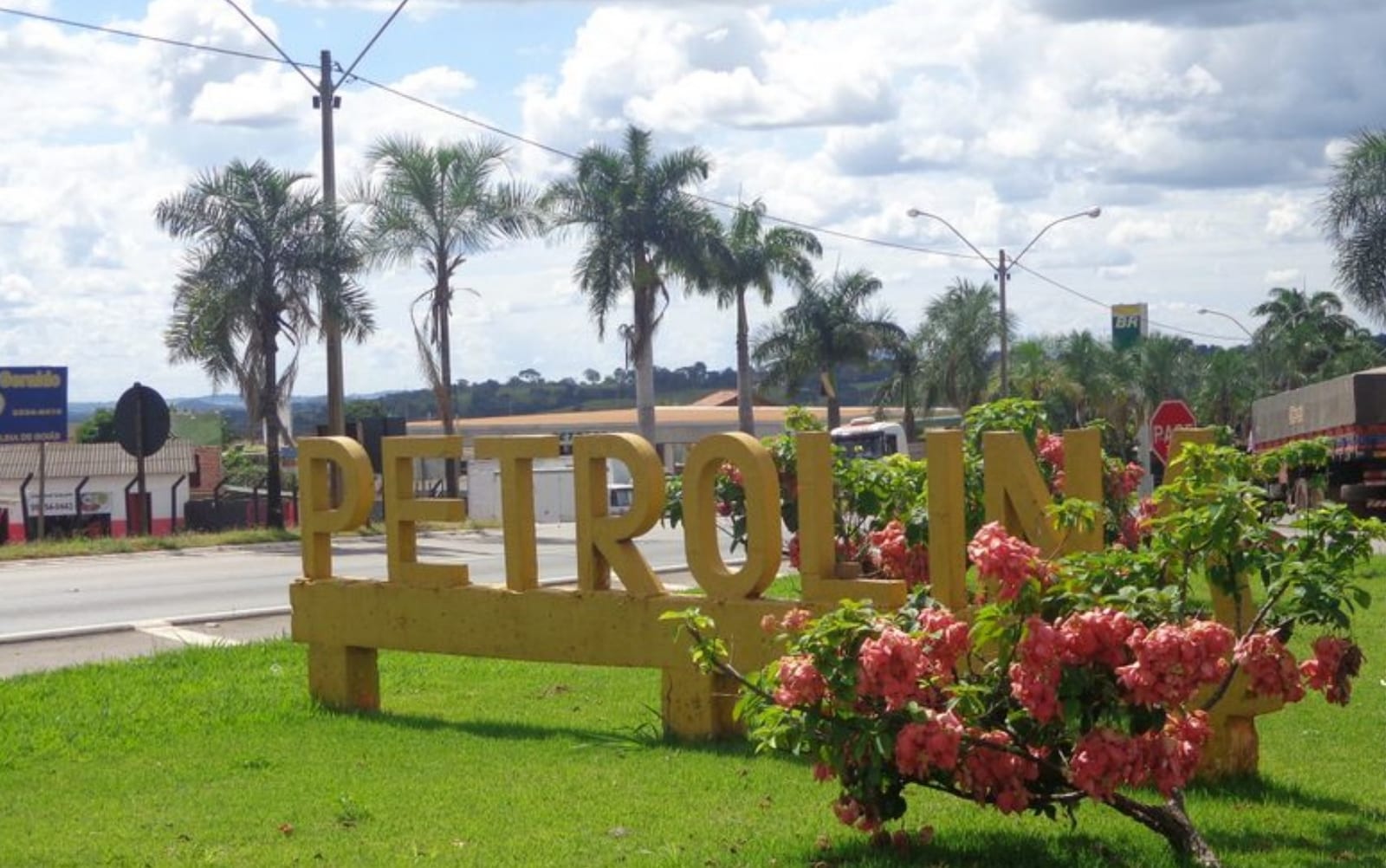Petrolina de Goiás abre concurso com 100 vagas e salários de até R$ 11.919,01