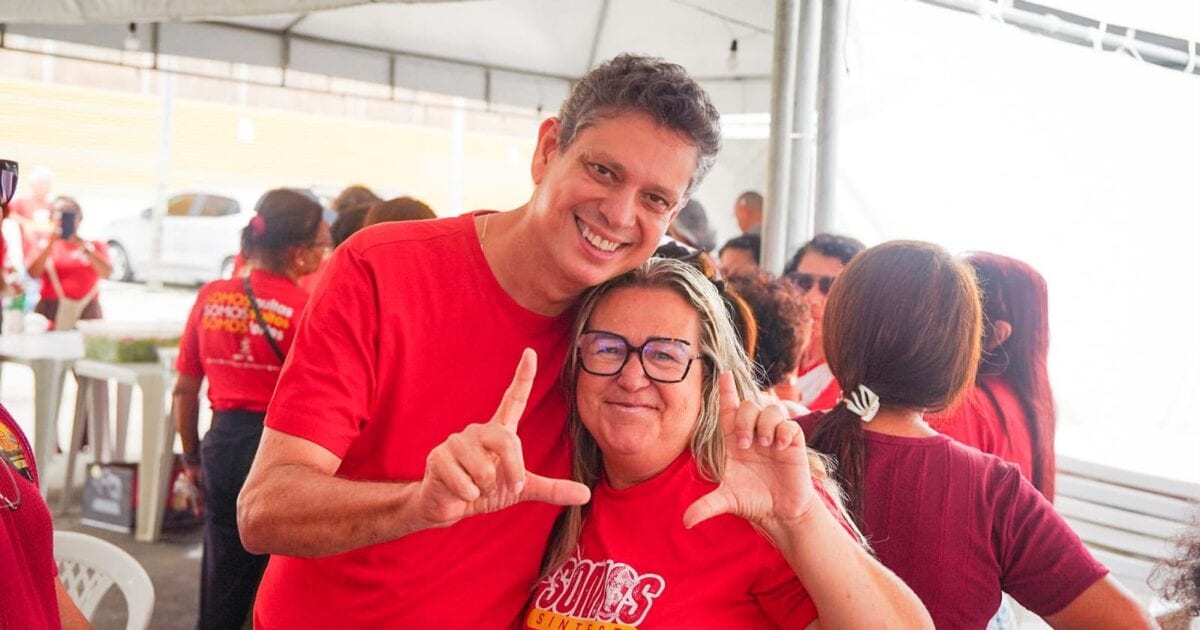 Márcio Macêdo visita ocupação de professores na Seed