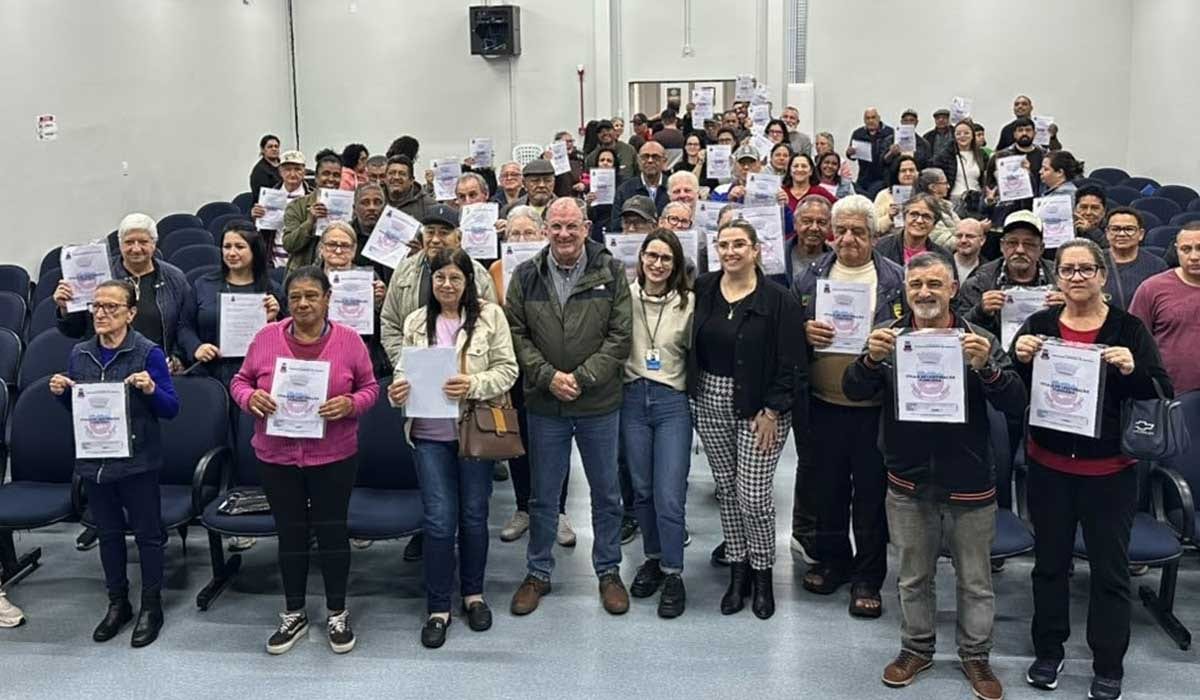 68 moradores da Vila Aliança recebem títulos de seus imóveis