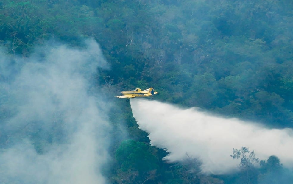 Manaus: aeronaves lançam 1,1 milhão de litros de água contra incêndios