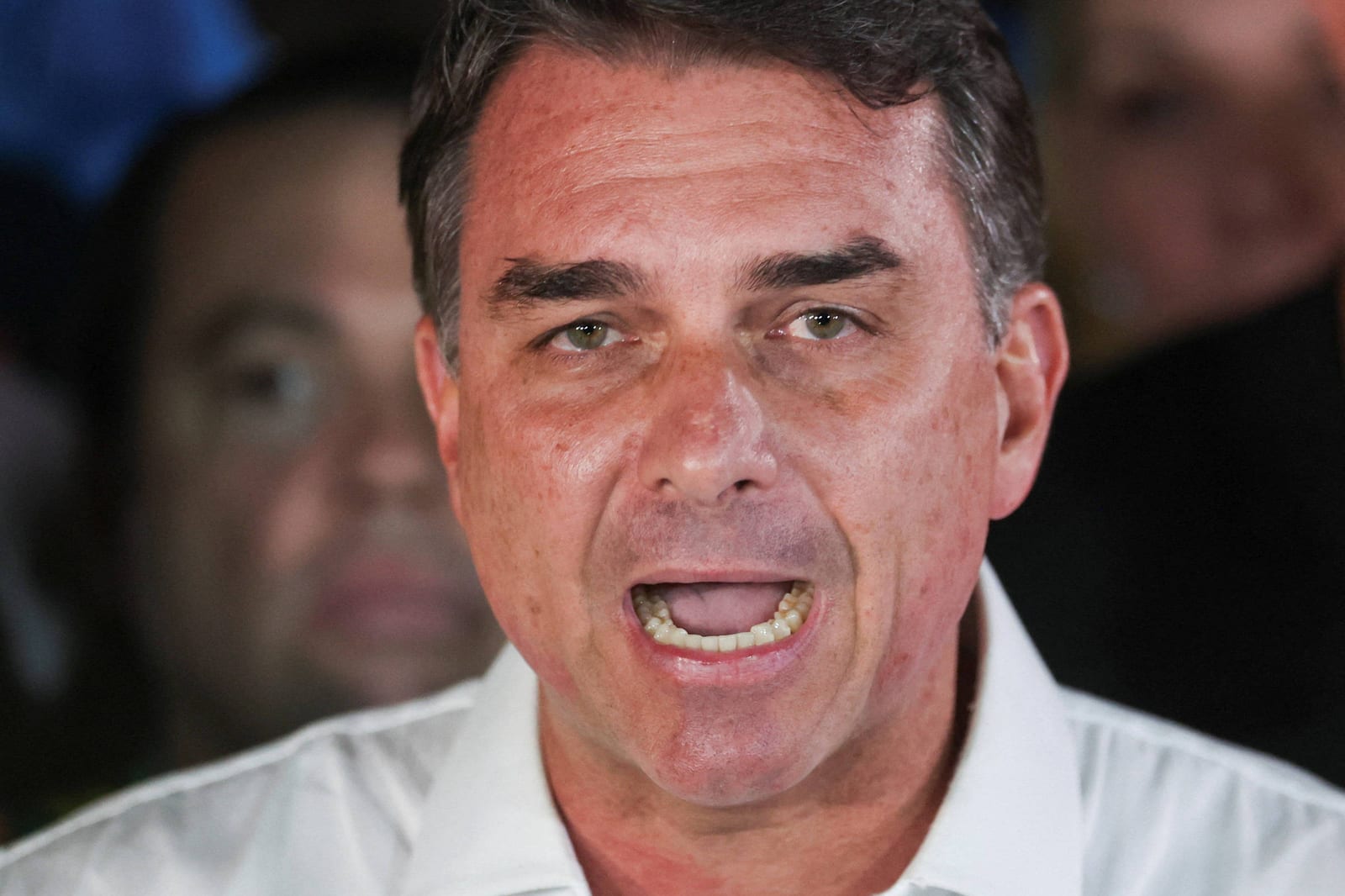 Órgão de migração e membro do governo Milei negam que Flávio Bolsonaro esteja na Argentina