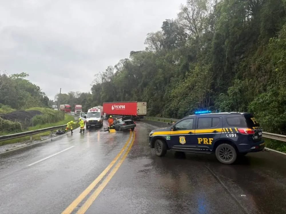 Colisão entre carro e carreta deixa motorista gravemente ferido na BR-386