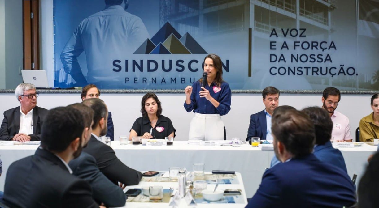 Raquel Lyra destaca Morar Bem e obras de mobilidade em encontro com construção civil