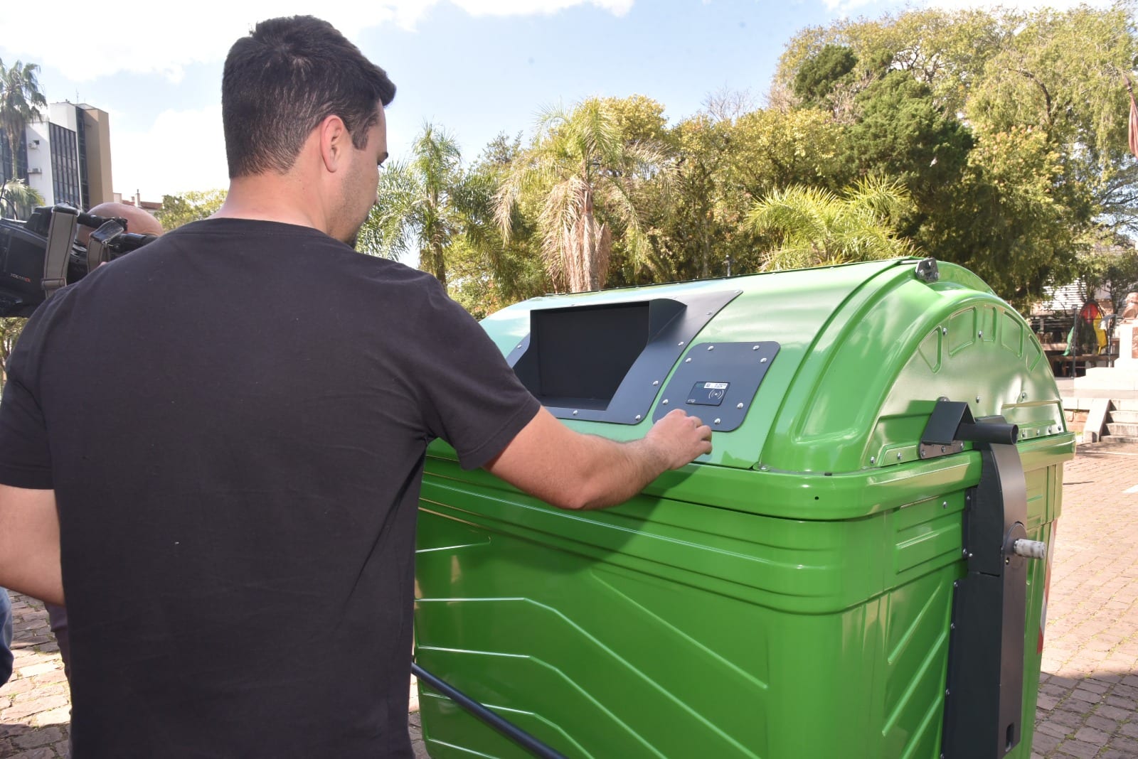 Santa Cruz testa dois contêineres inteligentes para recicláveis