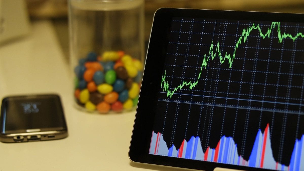 Juros futuros sobem com petróleo acima de US$ 100 e crise no STF