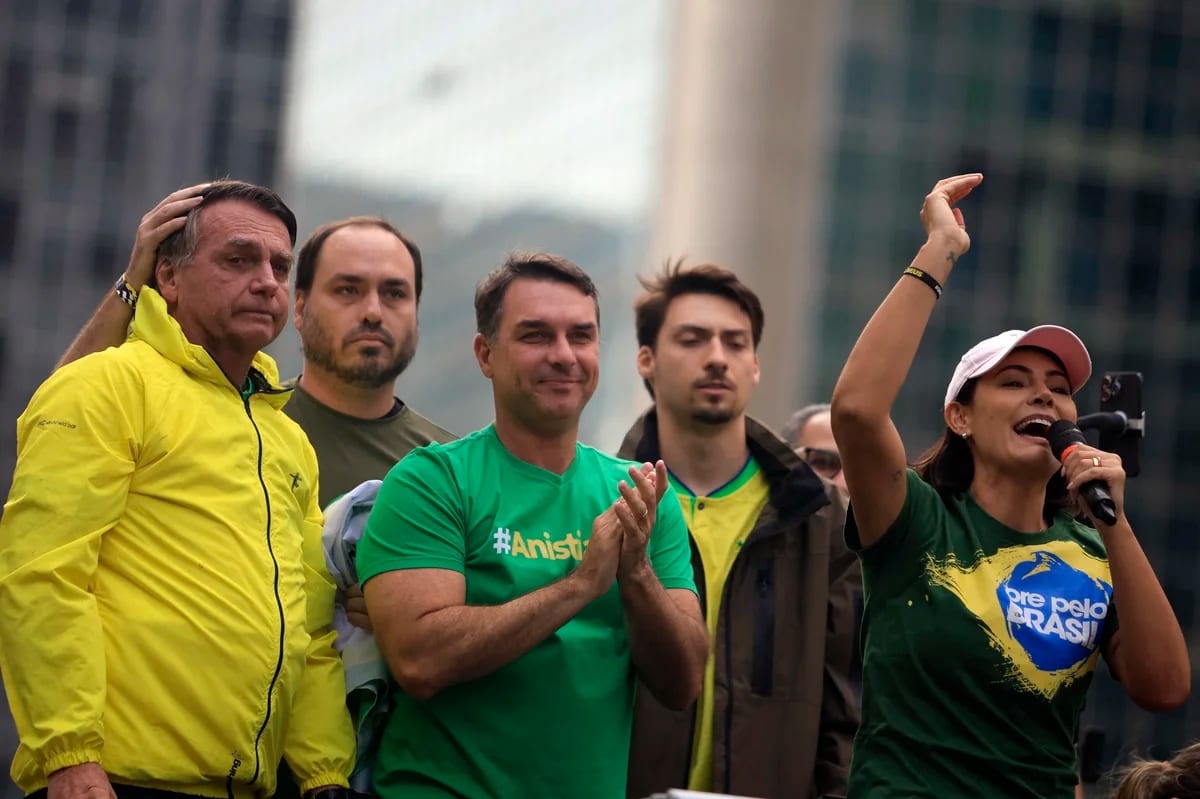 Quem vai liderar o bolsonarismo? Fuga de Flávio para os EUA abre vácuo de poder e disputa pelo legado da família