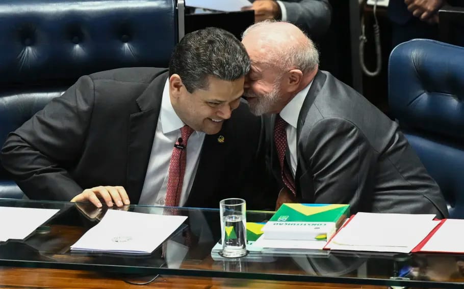 Ao lado de Lula, Alcolumbre usa fim da escala 6×1 para enaltecer atuação do Congresso
