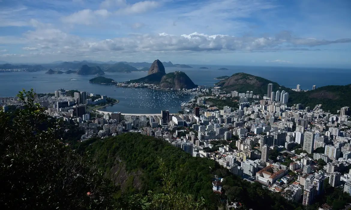 Brasil salta 10 posições e entra no top 5 de lista de melhores países para expatriados