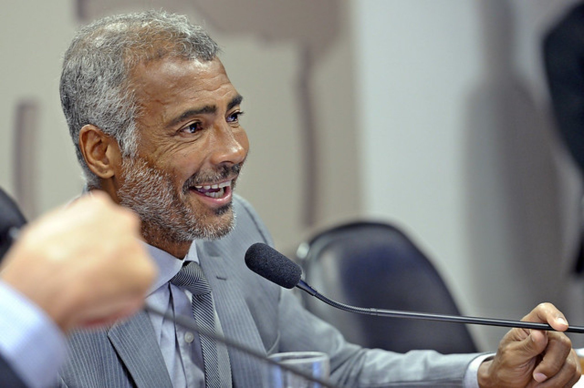 Justiça penhora 30% do salário de Romário no Senado