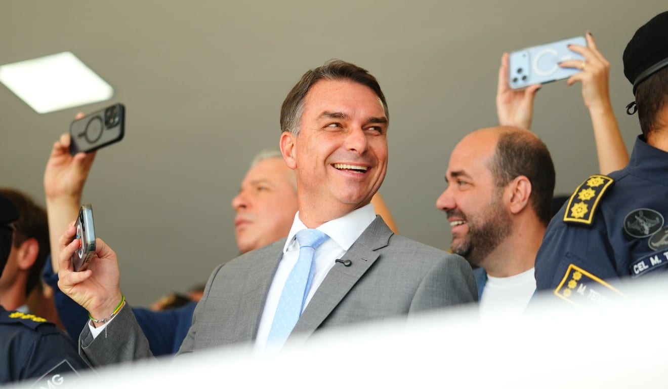 Flávio Bolsonaro esclarece o que quis dizer com “mudar a Constituição”