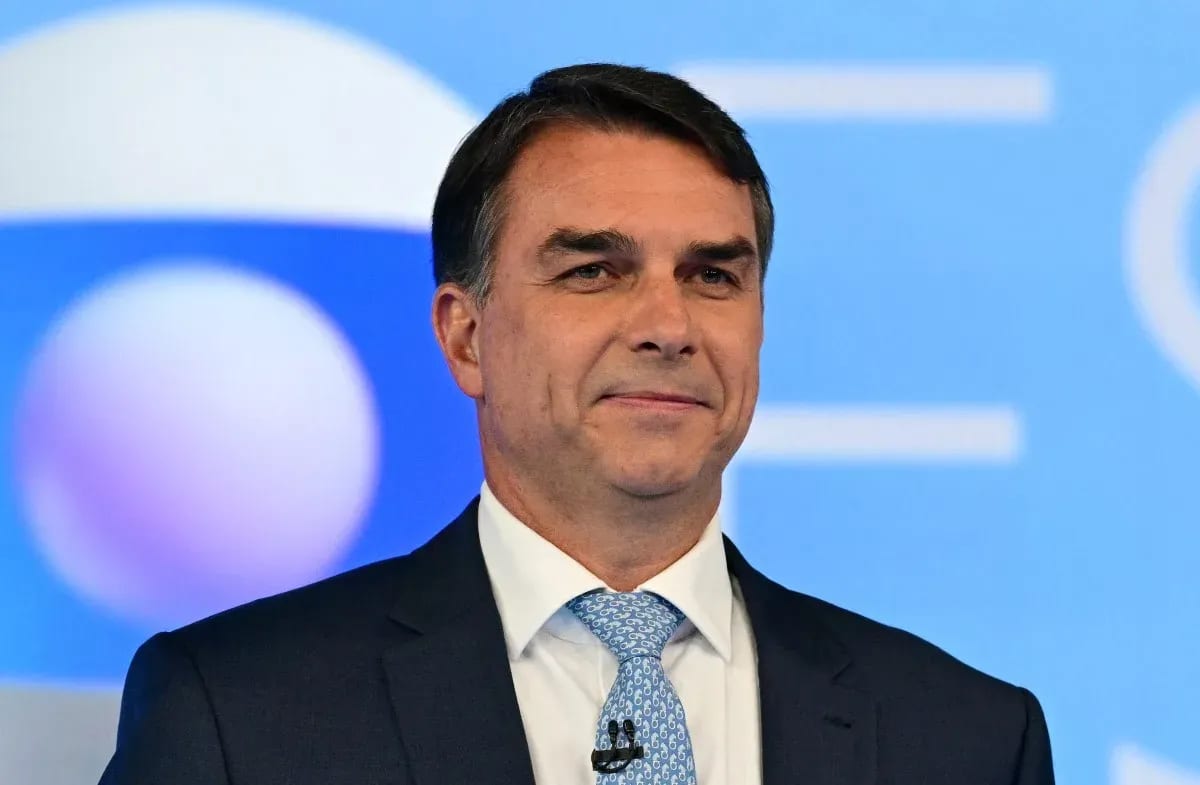 Rogéria Bolsonaro lamenta ida de Flávio aos EUA e diz que ficará longe dos netos
