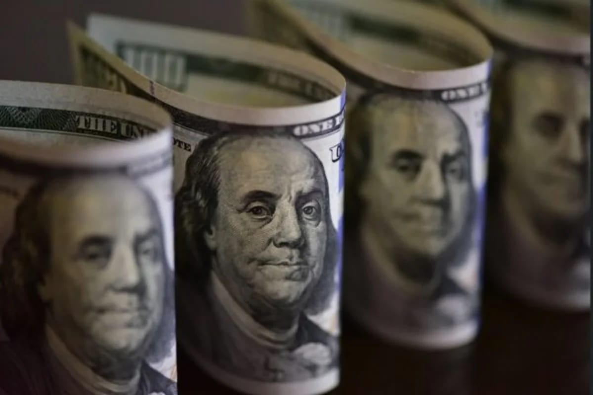 Dólar cai 4,4% e fica abaixo de R$ 5 após liderança de Flávio no 1º turno