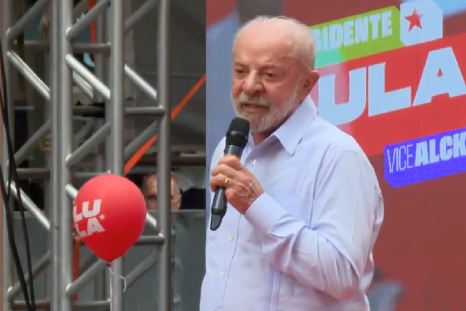 Lula afirma em Curitiba que ampliou universidades e promete escola em tempo integral