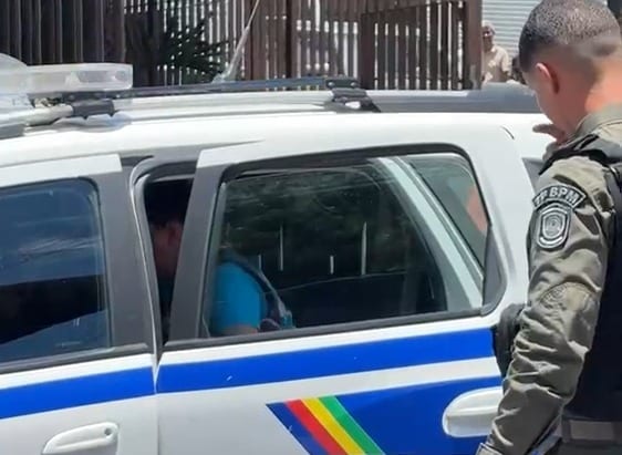 Estudantes são detidos pela PM após colarem cartazes contra Flávio Bolsonaro no Recife e são liberados pela PF