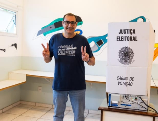 Anderson Farias vota na zona oeste confiante em vitória de Flávio Bolsonaro