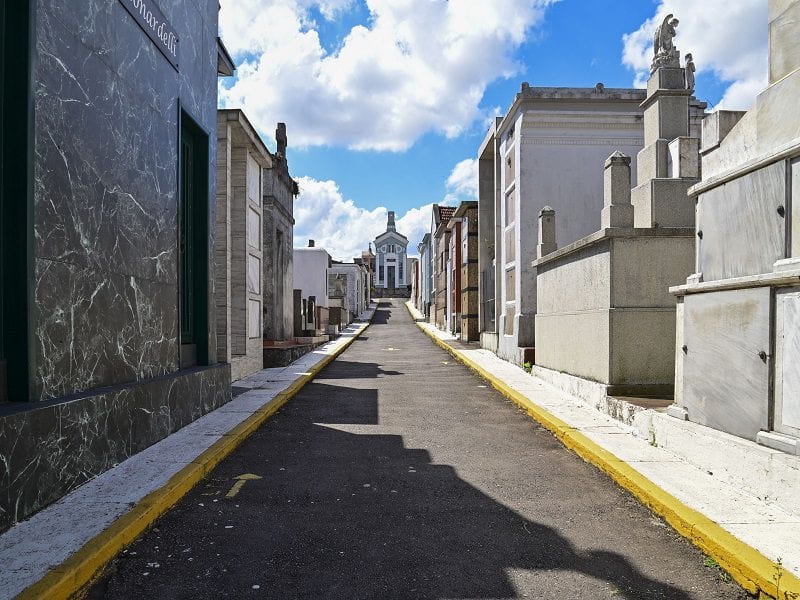 Prefeitura abre inscrições para vendas de flores e alimentos junto aos cemitérios municipais