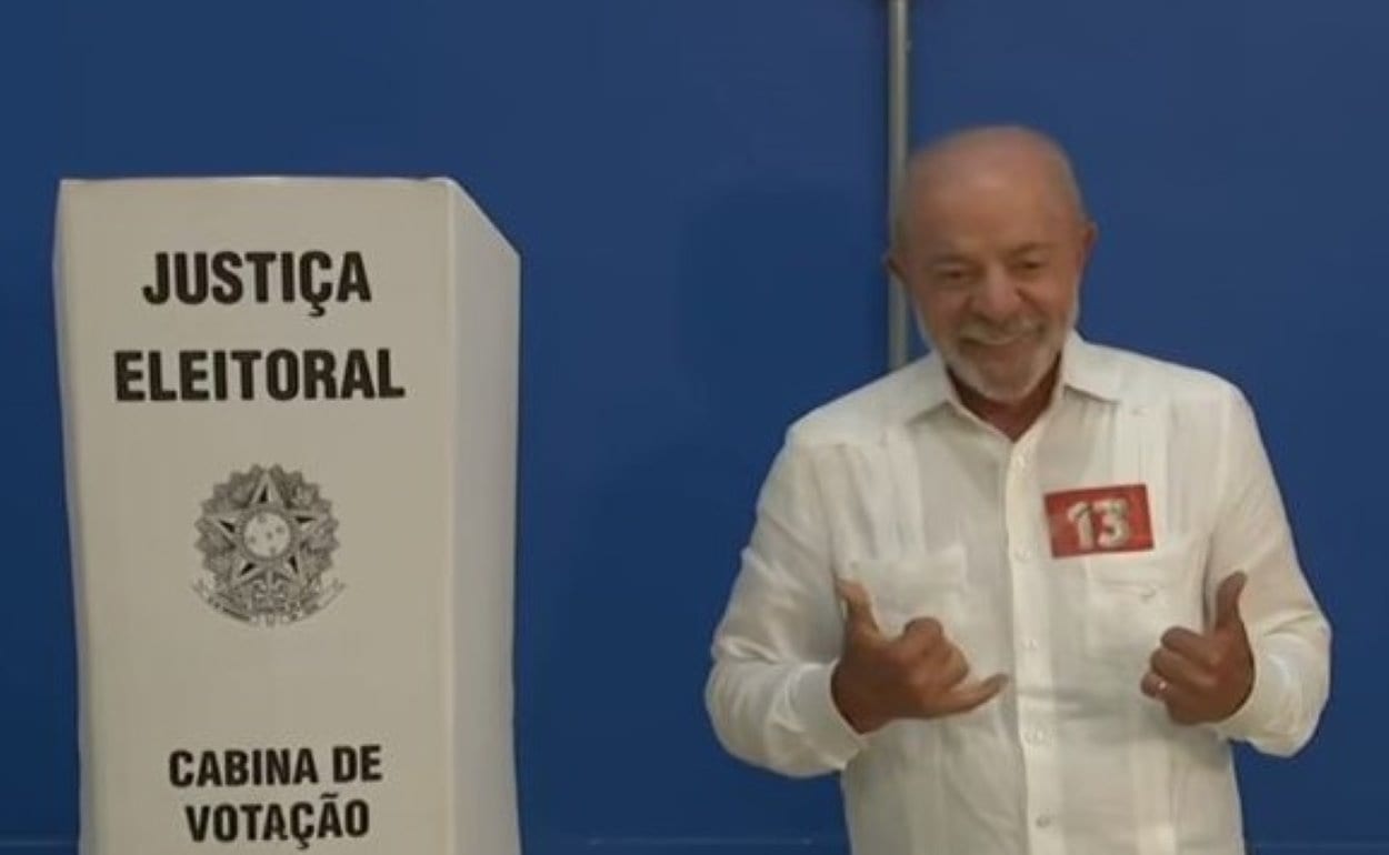 Lula vota e diz que está confiante e agradecido ao povo