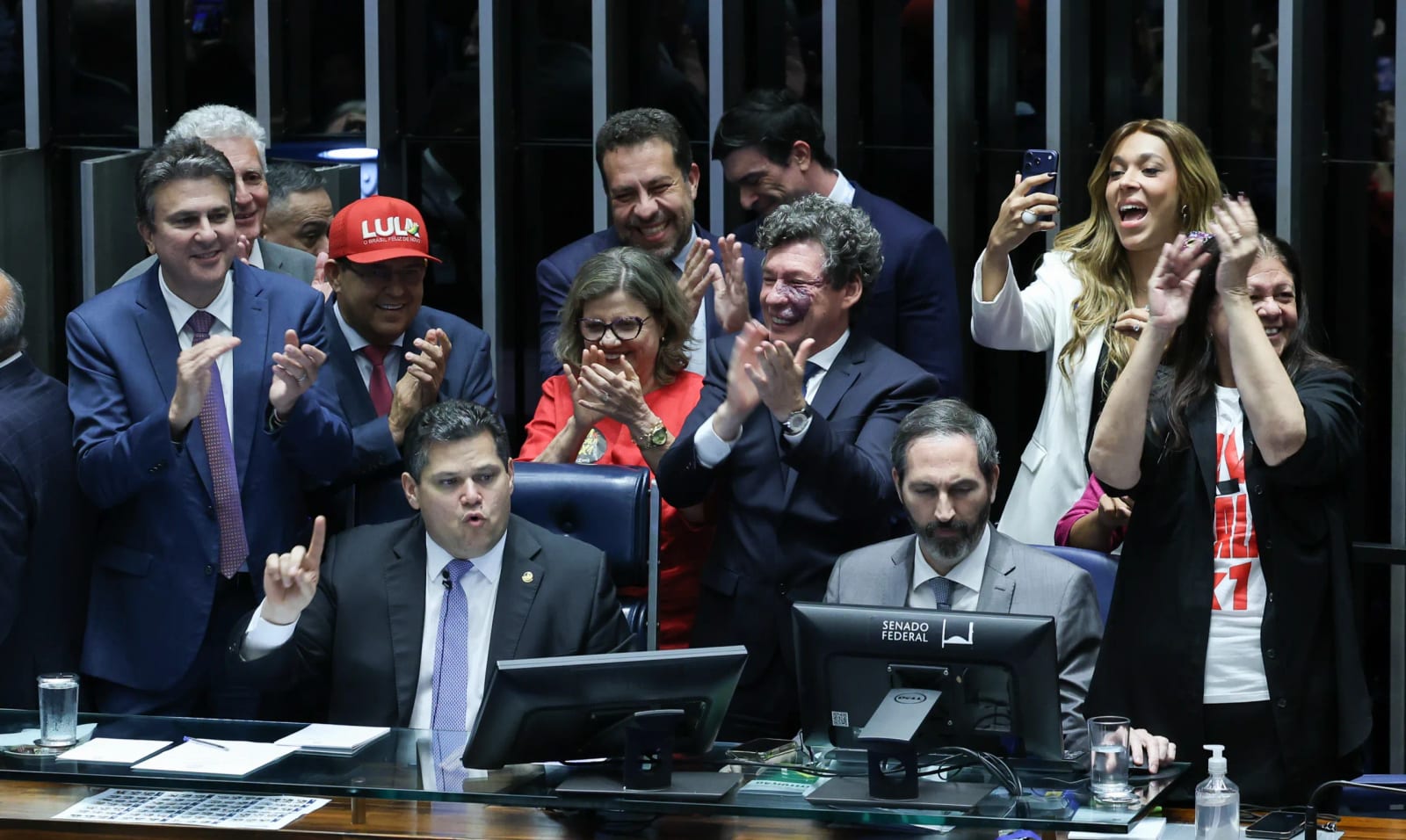 Com presença de Lula, Congresso promulga PEC e oficializa fim da escala 6×1 nesta sexta (16)