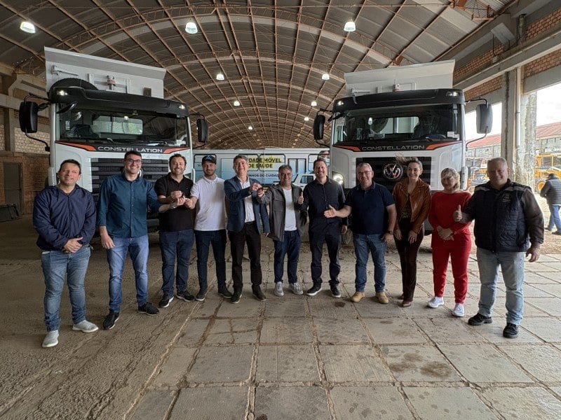Prefeitura de Soledade entrega dois caminhões para a Secretaria de Obras e Serviços Públicos