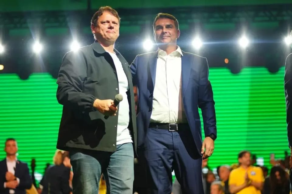 Flávio Bolsonaro deve antecipar projeto presidencial para 2030 e conter avanço de Tarcísio e Michelle