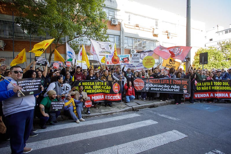 CPERS mobiliza professores em defesa da escola pública no Dia do Professor