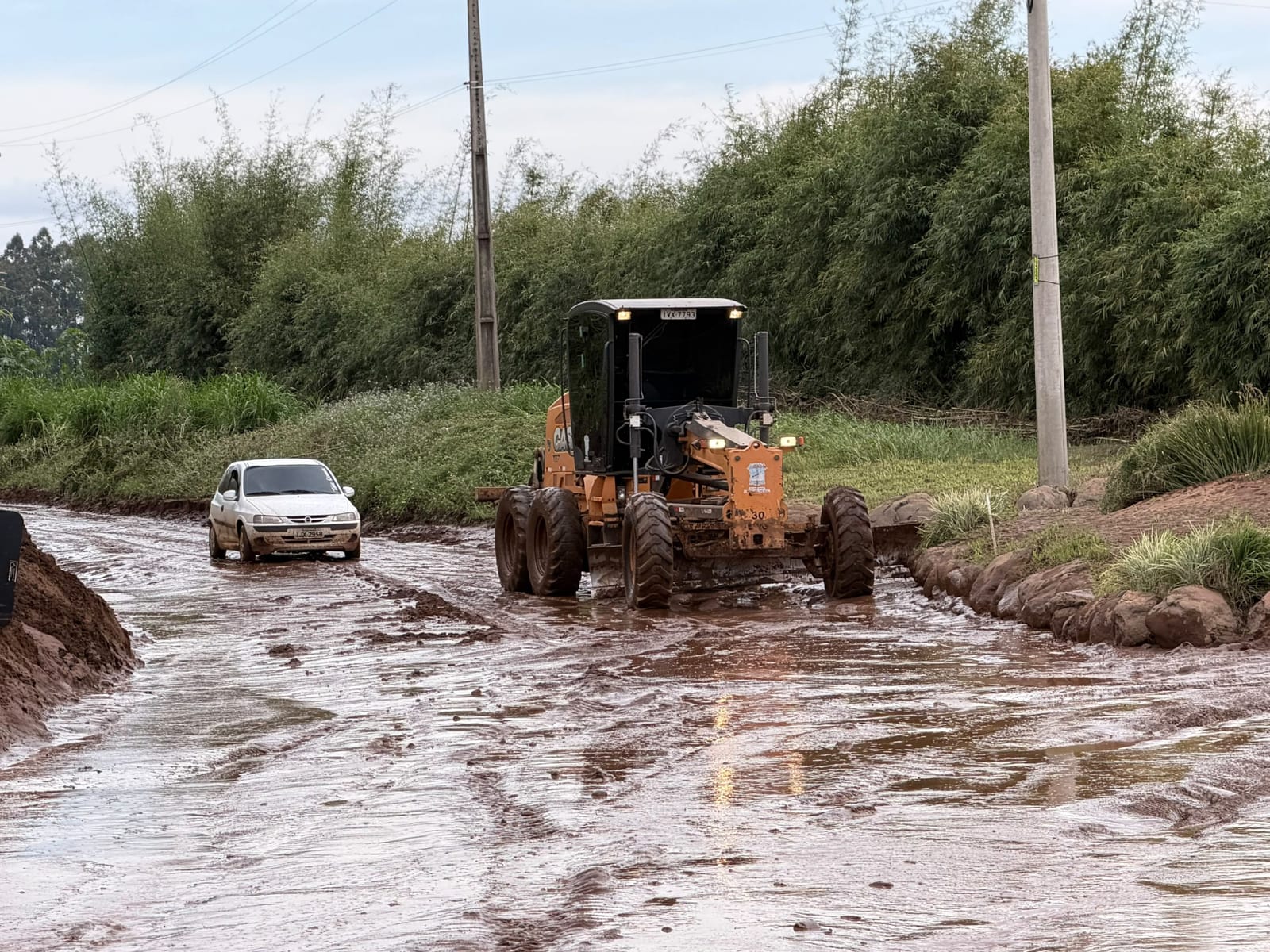 Prefeitura limpa ERS-130 na Curva da Demanda após recuo do Rio Taquari