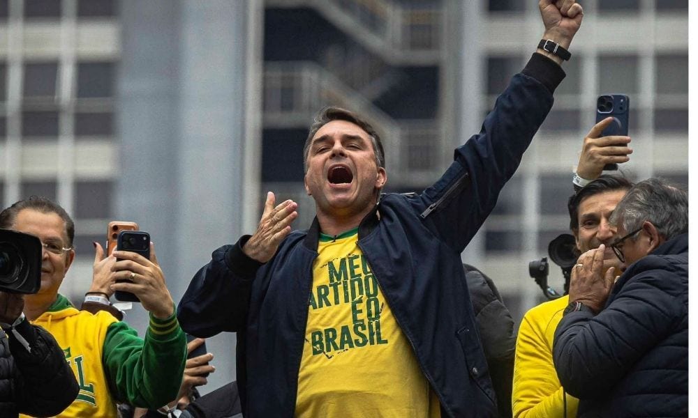 'Quem vota em Lula está votando em Alexandre de Moraes', diz Flávio na Paulista