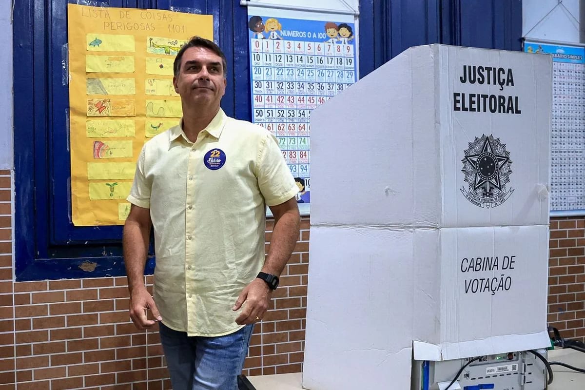 Em carta, Flávio se compara a Rui Barbosa, De Gaulle e líderes venezuelanos