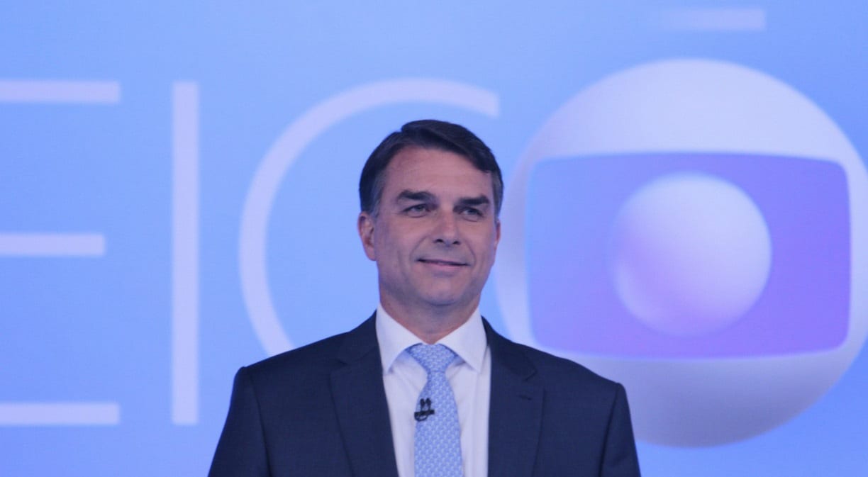 Flávio Bolsonaro não discursa em BH e segue para comício no Rio