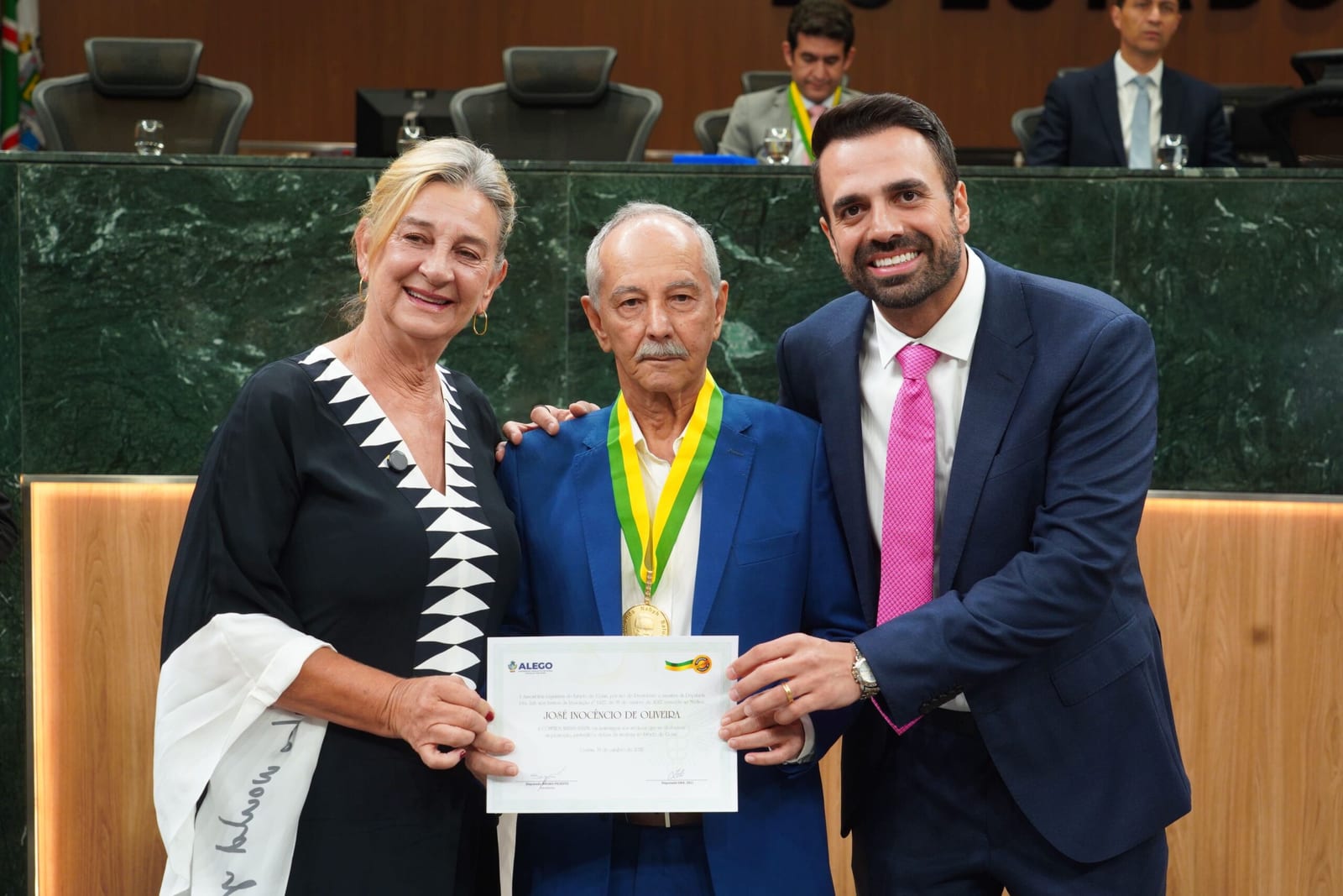 Dra. Zeli entrega Comenda Nabyh Salum ao médico Dr. José Inocêncio
