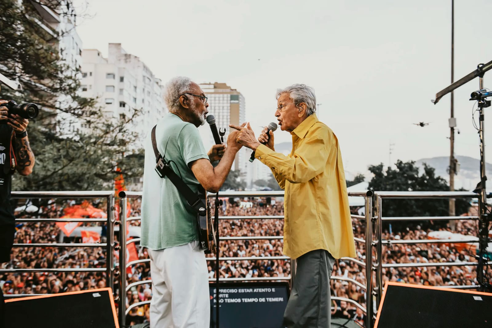 Caetano Veloso convoca ato musical pela democracia em Copacabana neste domingo (18)