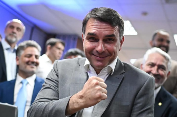 Flávio Bolsonaro foge do Brasil rumo aos Estados Unidos após determinação de apreensão de passaportes