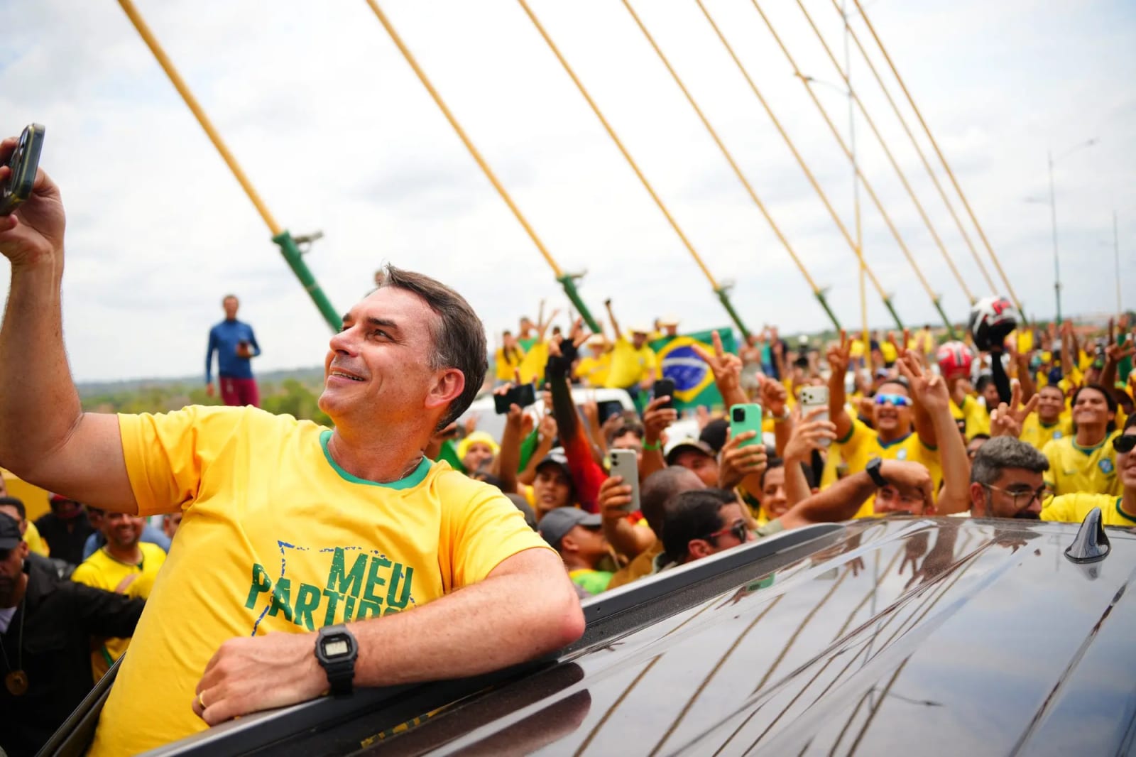Casa Branca teria providenciado jato para Flávio Bolsonaro viajar aos EUA após ordem para entregar passaportes