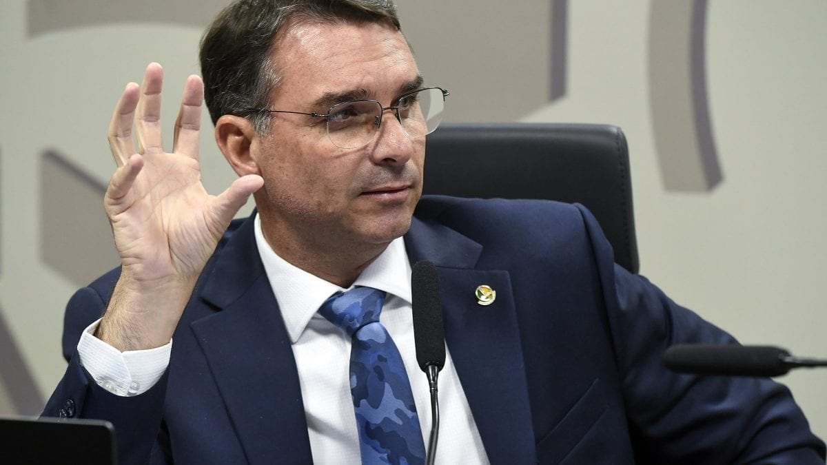 ‘Ninguém está defendendo o faroeste’: Flávio diz que problema da segurança é arma ‘nas mãos erradas’